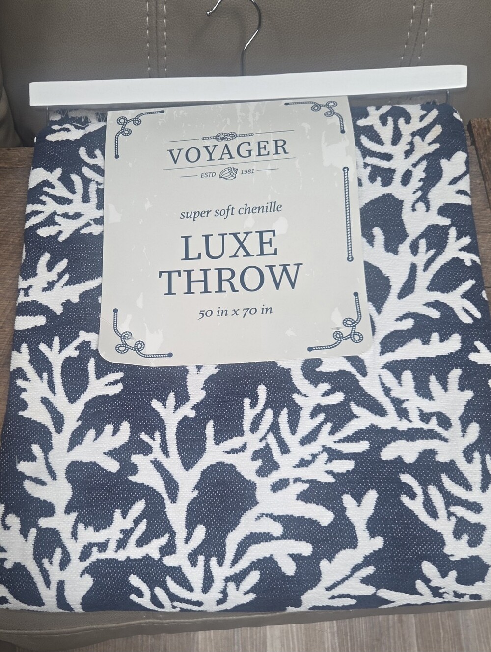 NWT Voyager Luxe Throw - Navy and White Coral Print ~ Gorgeous & Soft ~ Bin R